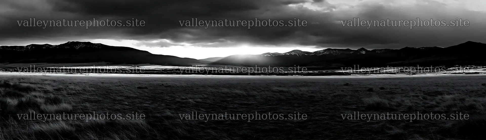 Meadow with mountain view and sunrays at dusk – nature photography 14762x4268
