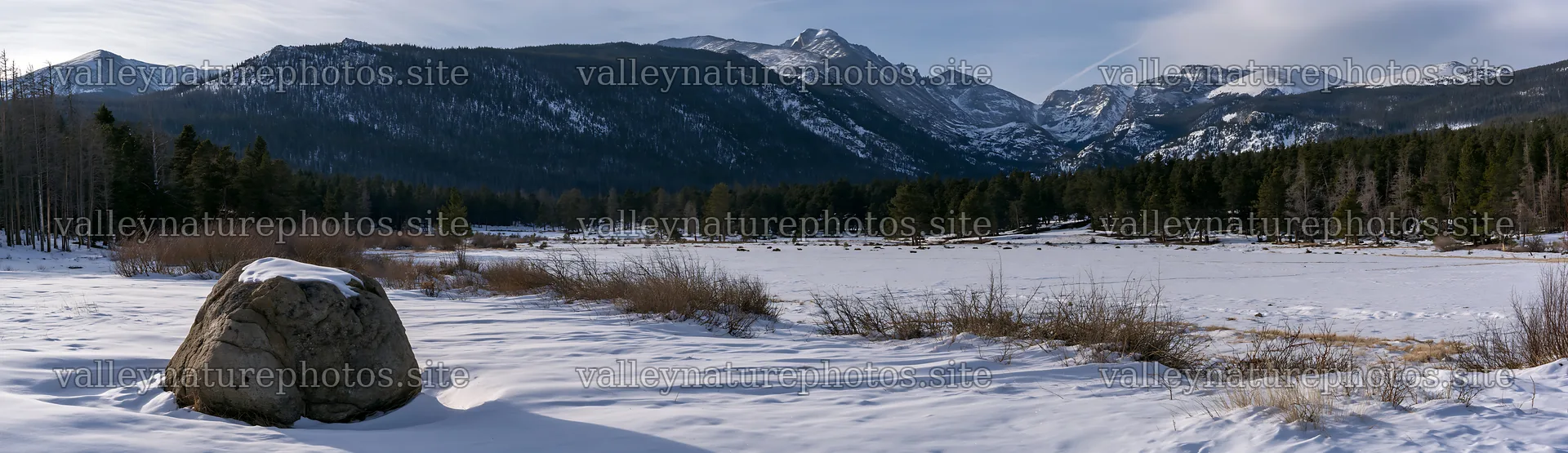 Snowy meadow in Rocky Mountain Park under clear sky – nature photography 14762x4268