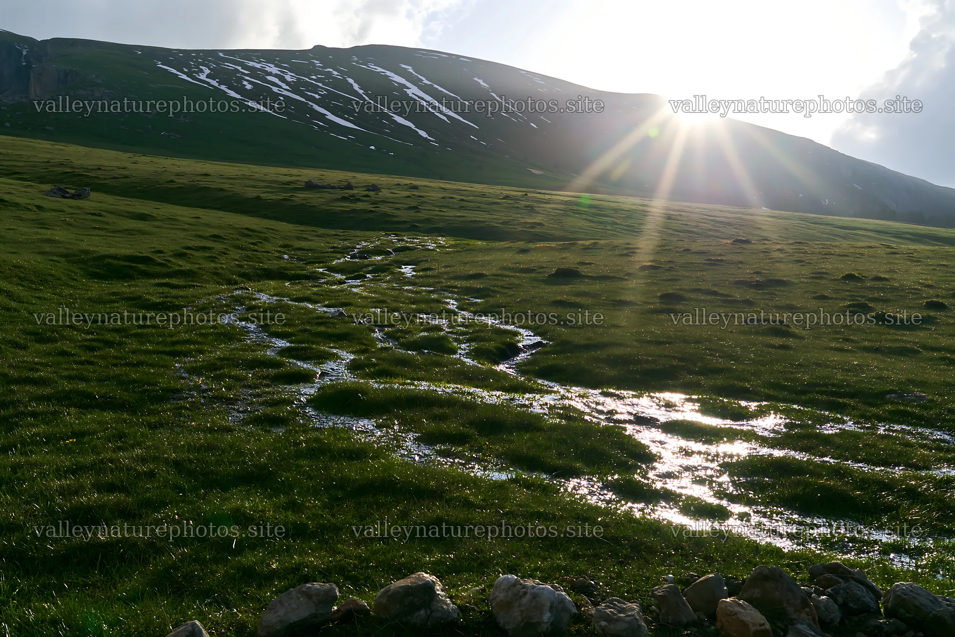 Sunbeams over Alpe di Siusi meadow with flowing water – nature photography 9722x6480