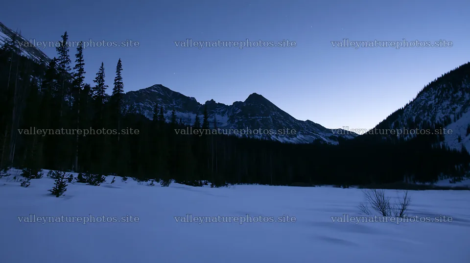 Snowy Rocky Mountain Park meadow at dusk – nature photography 10608x5938